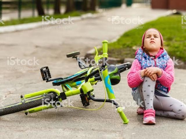 cai de bicicleta. tinha uma pedra no meio de uma descida sai rolando e a corrente da bike destroçou meu dedo