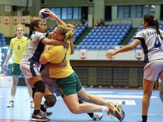 jogando handball. fui defender uma bola muito forte e prendi o dedo na trave