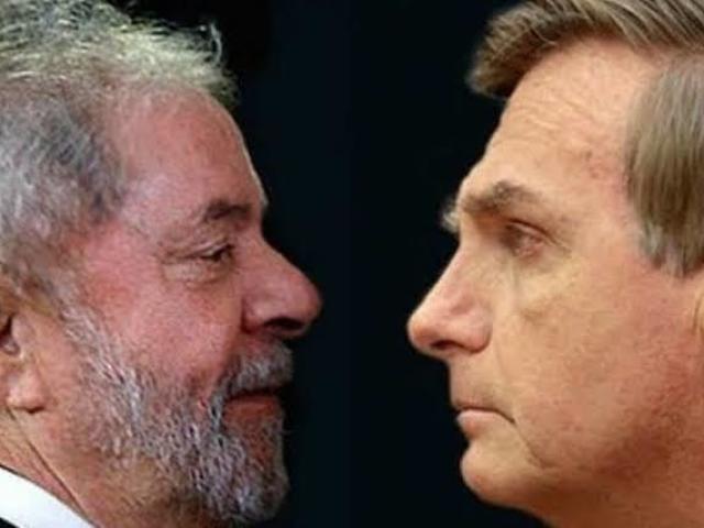 Nego lamber saco de político em pleno século 2020