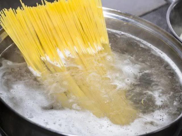 Alimentar a gangue cozinhando o espaguetti