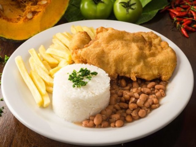 Fritas, arroz, feijao e frango à milanesa