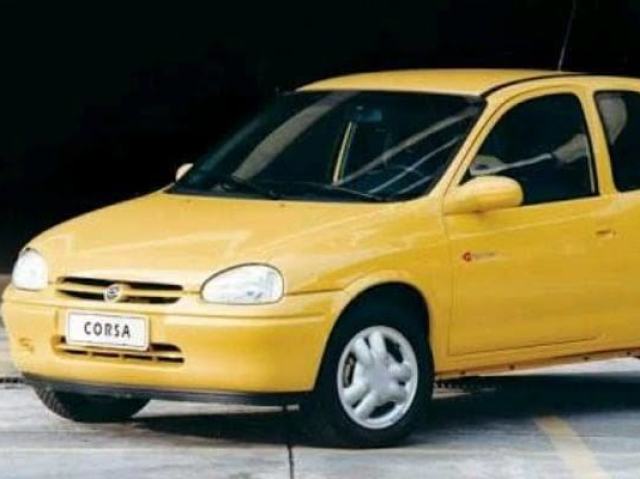 É um corsinha amarelo ali na esquina?
Carros tem mais espaço e é mais seguro.