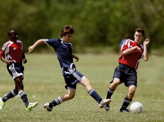 Jogar futebol