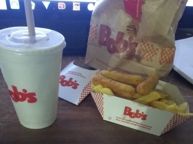 Um bobs dahora com batata, franflitos, sanduba e milk shake