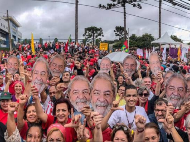 Os "bom dia" grupais que gritavam para o Lula na prisão