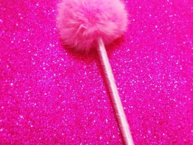 ESSE LAPIS ROSA COM POM POM