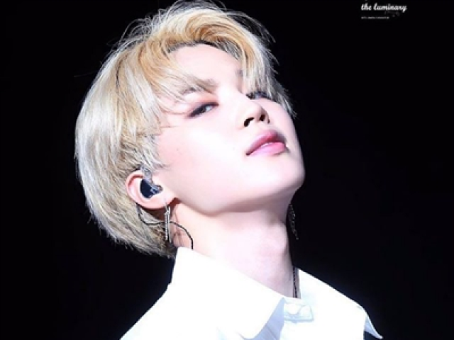 Park Jimin, mas me chame só de Jimin! - ele faz um sorriso muito fofo e eu vou lá apertar as bochechas dele
Eu: meu Deus você é a fofura em pessoa!
Jm: e tenho uma voz de arrasar também!
Eu: você canta?
Jm: como um anjo!
Eu: quero ver!