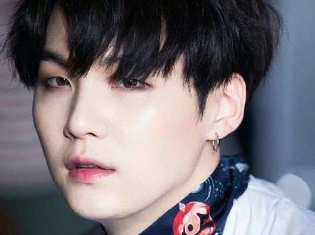 Min Yoongi, mas me trate por Yoongi... - ele disse com cara de sono. Ele bocejou e eu bocejei também - vamos dormir?
Eu: tá bom, Yoon
Yg: quem te disse que pode me chamar de Yoon?
Eu: não gostou?
Yg: adorei! - a gente foi dormir juntos