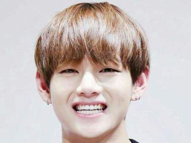 Kim Taehyung, mas me trate por amor da sua vida! - eu e ele começamos a rir - brincadeira, me trate por Tae!
Eu: ou por Taetae, fica mais fofo!
Th: ok... vamos assistir série?!
Eu: uh hmm