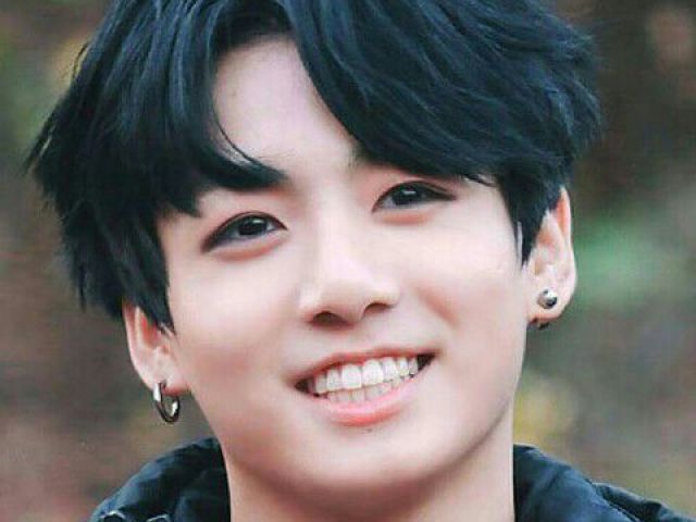 Jeon Jungkook, mas me trate por Kookie!
Eu: tipo o biscoito?! - nós começamos o rir
Jk: nossa, agora estou com fome...
Eu: eu também...
Jk: vamos ver um filme e encomendar pizza?
Eu: SIM!!! - digo que nem uma criancinha e Jungkook abre aquele sorrisinho fofo de coelho que só ele tem