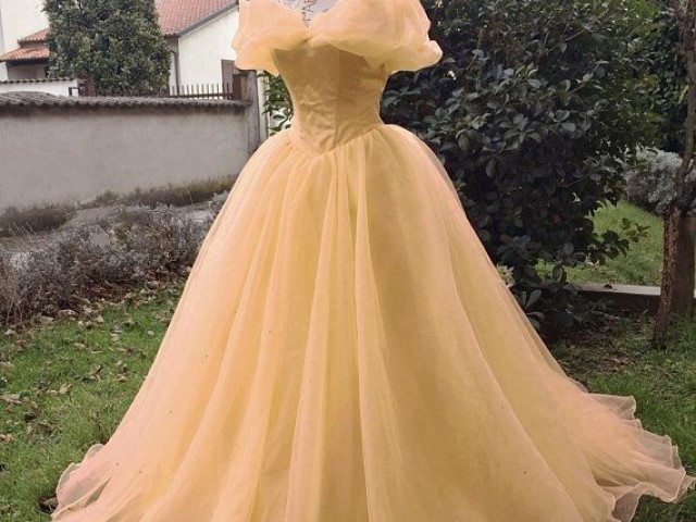 Um vestido bem chamativo, ainda mais amarelo