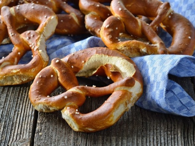 Bretzel
é um tipo de pão muito popular entre as populações de língua alemã, sendo portanto bastante difundido na Alemanha.