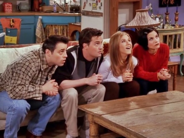 Aquele dos embriões
-Enquanto Phoebe está engravidando, Monica e Rachel apostam o apartamento delas com o Chandler e Joey em um jogo de perguntas e repostas