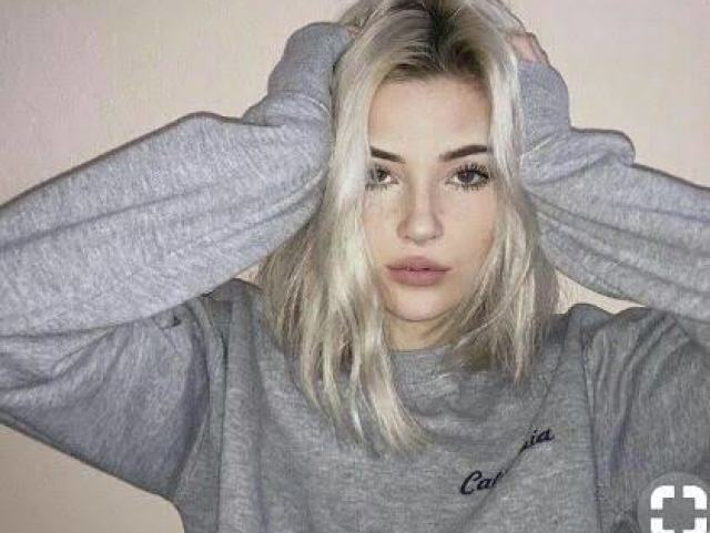 👱🏾♀️