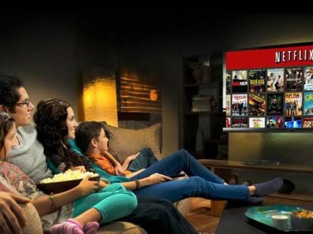 Netflix e vídeo game com a família e/ou amigos e namorada (que não tenho), comendo Bauru e pipoca