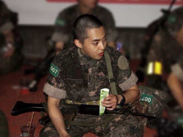 colo do xiumin militar com fuzil