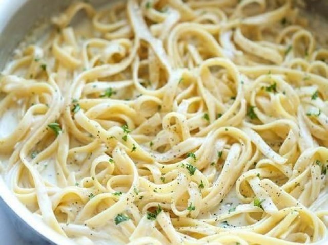 Macarrão ao molho branco