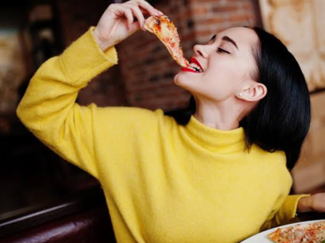 Ou uma foto comendo pizza na Itália