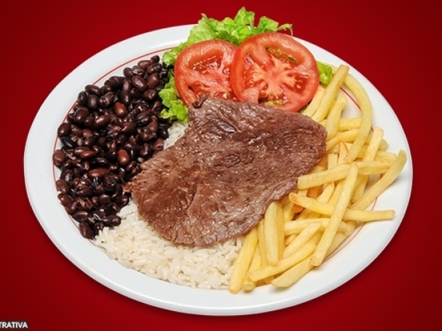 Arroz, feijão, carne, salada e um complemento