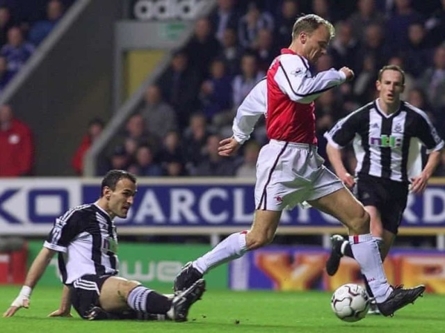 Bergkamp x Newcastle 2002