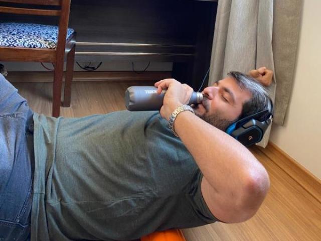 Deixo uma música que me faz sentir mais energia para trabalhar e faço pequenas pausas para me alongar, beber água e comer algo leve.