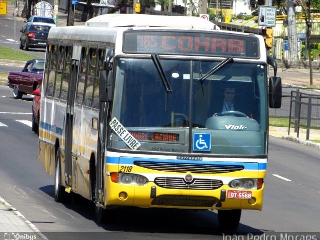 2 portas uma na frente e no meio