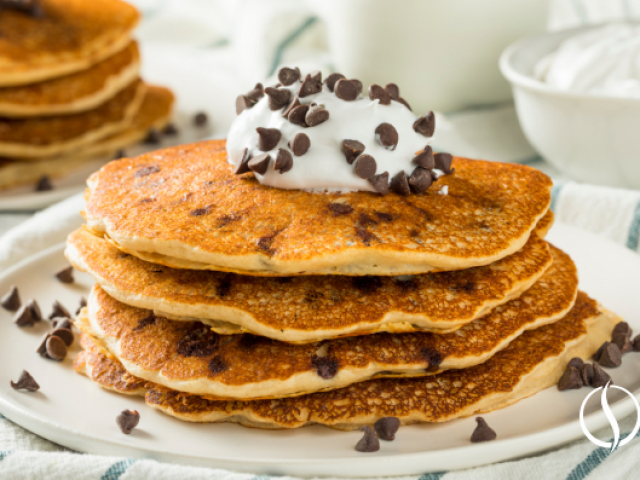 PANQUECA COM GOTAS DE CHOCOLATE