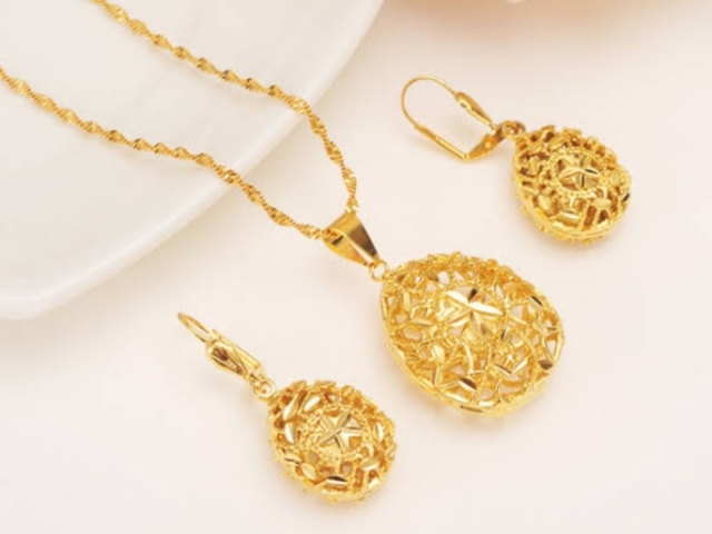 Conjunto de colar e brincos de ouro