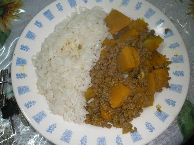 Arroz com carne moída e moranga