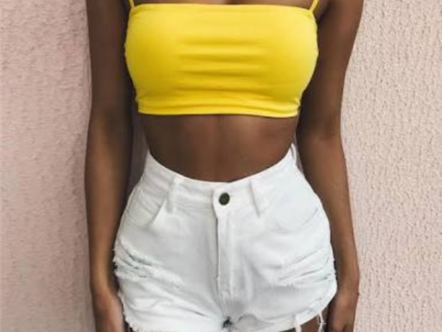 Short curto , uma blusa ....
E tomo café e vou para a escola .