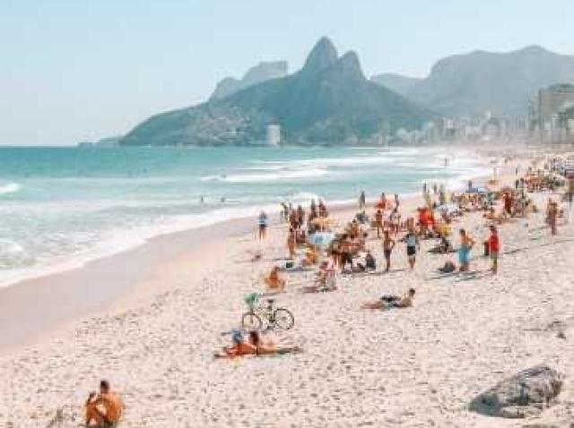 uma praia mais vazia, mas cheia dos crush