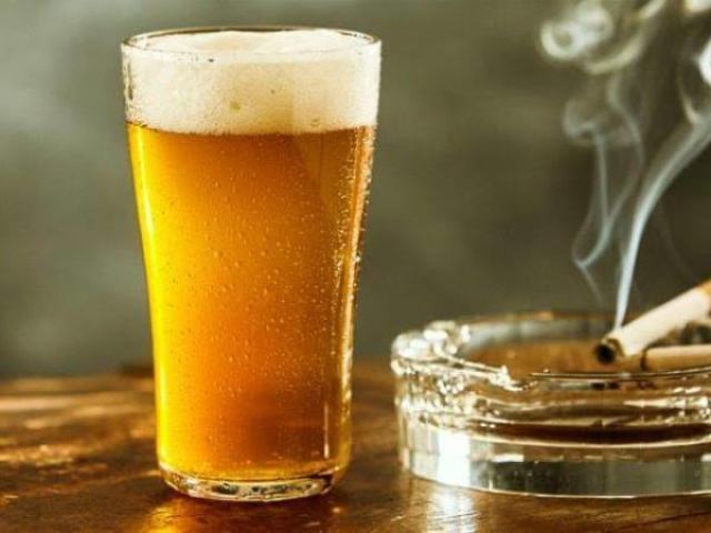 Cerveja e cigarro.