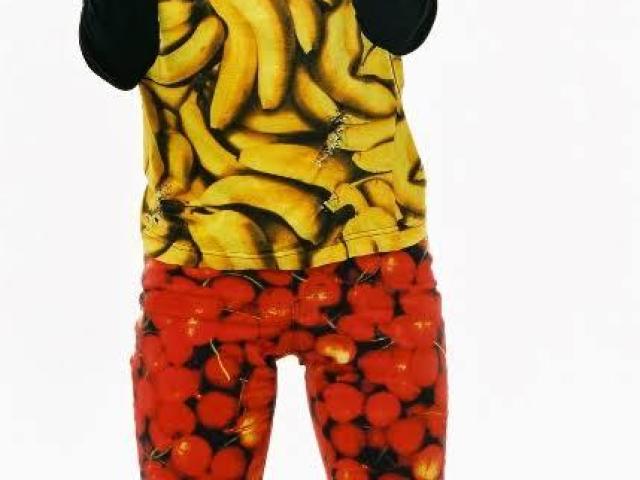 Essa camisa de bananas e essa calça de cerejas.