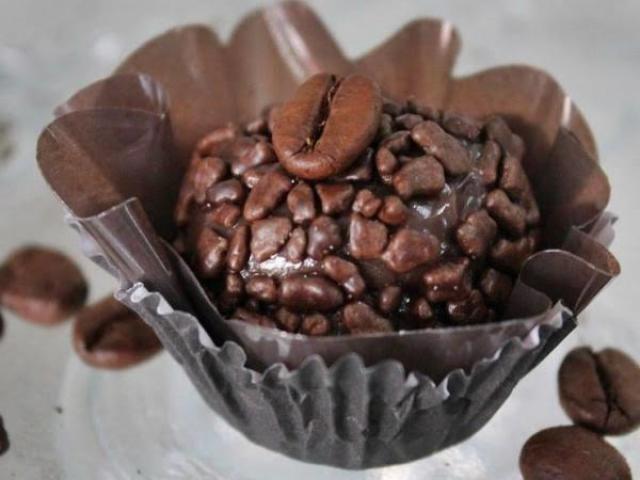 Brigadeiro com café.