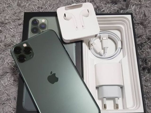 iPhone 11 pro max gold black