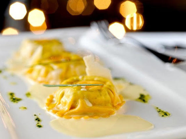 Ravioli de cogumelos, com molho de queijo selecionado, com ervas.