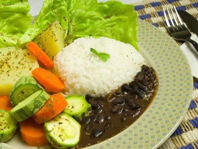 Arroz, feijão salada e legumes