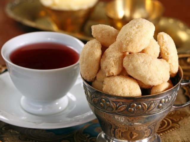 chá com biscoito(a xícara e a vasilha são de madeira)