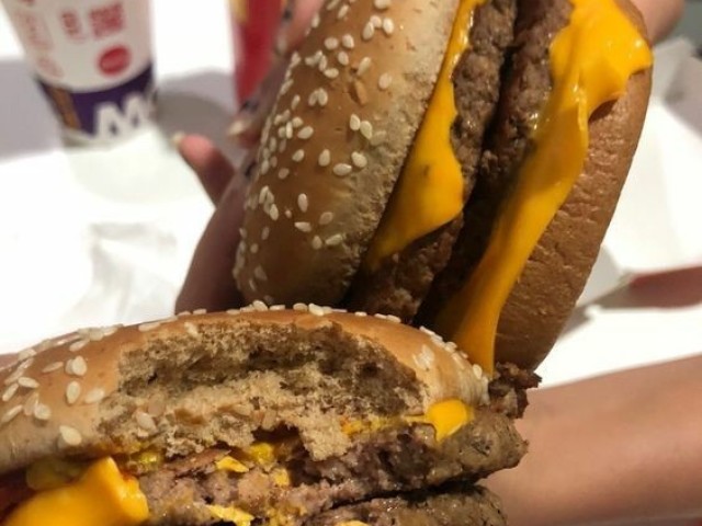 demos uma passada no mc, estávamos morrendo de fome