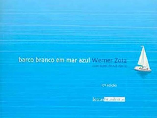 Barco Branco em Mar Azul.