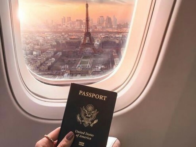 Uma passagem pra viajar pra Paris