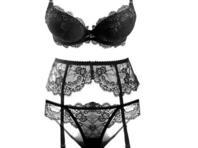 Lingerie pretinha rendada com mais detalhes