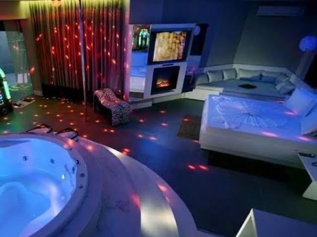 Quarto com hidromassagem + jogo de luz