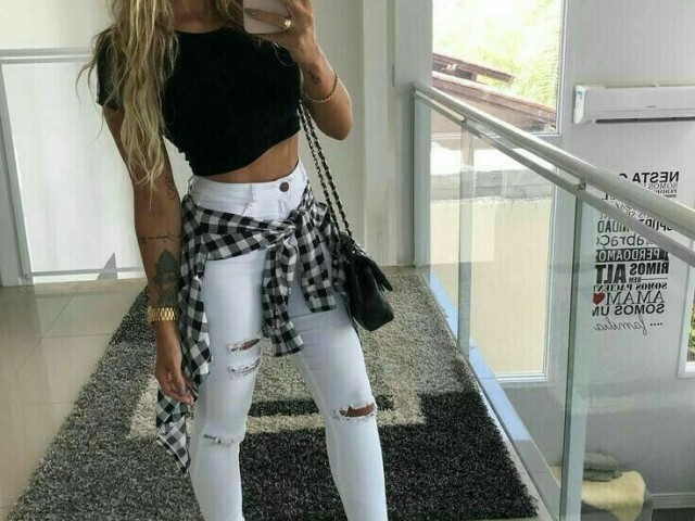 Calça branca e cropped
🌌🌌🌌