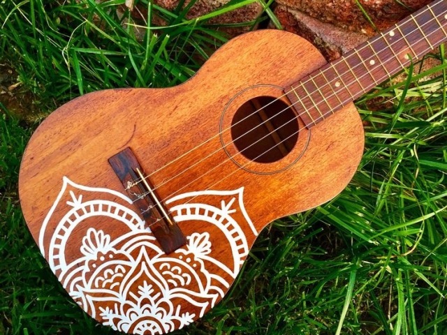 tocar ukulele/ pintar