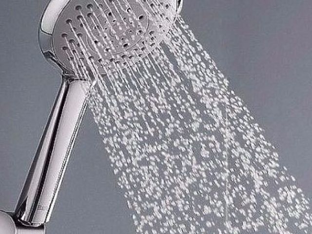 Com uma ducha de água.