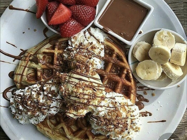 Wafflel!! Você quer me engordar né Mari
Mas obrigada
Eu só vou comer um bocadinho para eu entrar no meu vestido
