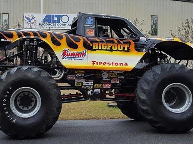 Monster truck sinistro. Só entra quem tem anel de coco