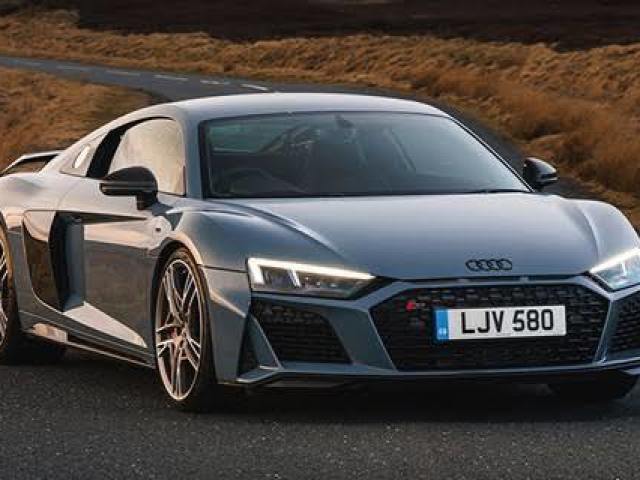 Audi r8. Baixo porem invocado, estiloso e barulhento.