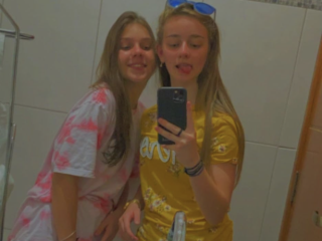 Camiseta meio larga, shots/calça, bandana e sempre de vans ou all star